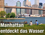 Blick auf Manhattan und die Brooklyn Bridge in New York