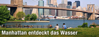 Blick auf Manhattan und die Brooklyn Bridge in New York