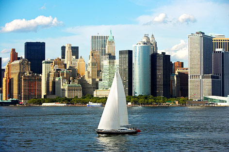© Corbis/Onne van der Wal Segelboot vor der Skyline New Yorks