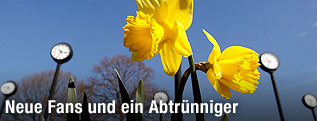 Märzenbecher vor Uhren