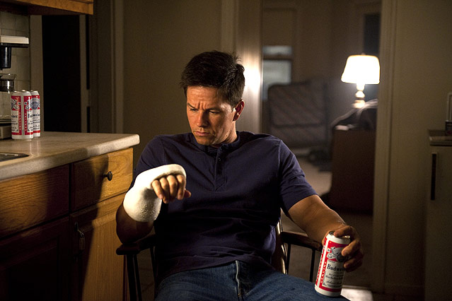 © Central Film Verleih Mark Wahlberg mit Gips