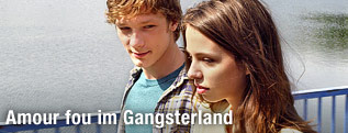 Ein Bub und ein Mädchen sprechen miteinander