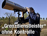 Grenzpolizisten mit Fernrohr