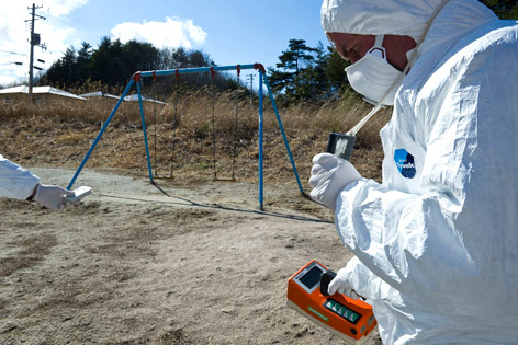 © Greenpeace/Christian Aslund Greenpease-Mitarbeiter mit Schutzanzügen
