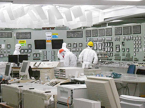 © Reuters/Kyodo/Tokyo Electric Power Co. Arbeiter im Kontrollraum von Reaktor 2