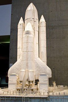 © ORF.at/Sabine Koder "The Crawler" (Skulptur von Tom Sachs), Modell einer Rakete