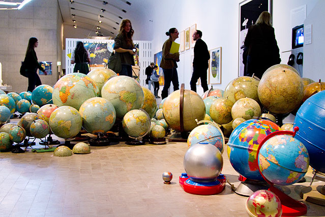 © ORF.at/Sabine Koder Nives Widauer "Global Globes", Installation mit verschiedensten Globen