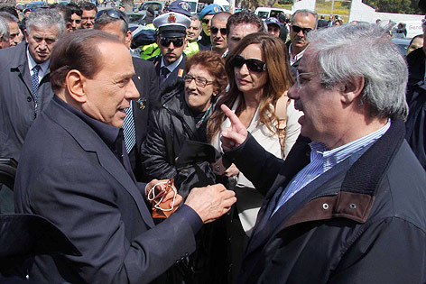 © APA/EPA/ANSA/Franco Lannino Italiens Ministerpräsident Silvio Berlusconi in einer Menschenmenge im Gespräch mit dem Präsident der autonomen Region Sizilien Raffaele Lombardo.