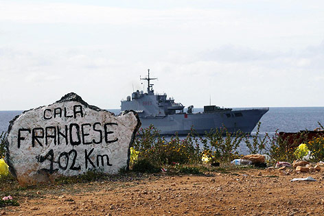 © APA/EPA/ANSA/Venezia Filippo Militärisches Schiff erreicht die Insel Lampedusa