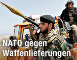 Ein Rebell hält eine Waffe in der Hand