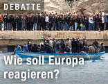 Menschen warten auf ein Flüchtlingsboot
