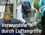 Verwundeter wird von Krankenschwestern versorgt