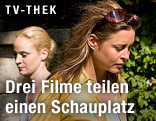 Zwei Frauen gehen aneinander vorbei
