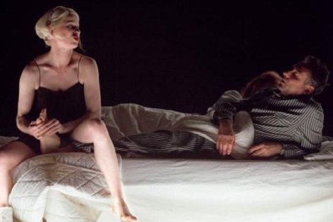 © Hans Techt / APA Dörte Lyssewski und August Zirner auf einem Bett in den "Ähnlichen"