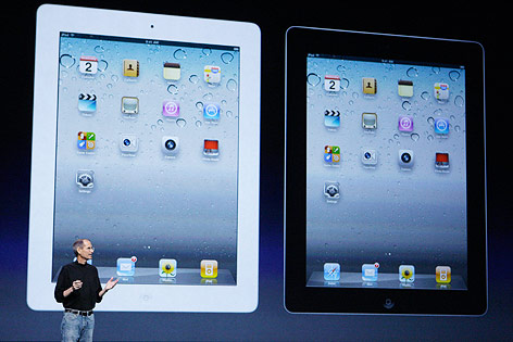 Apple-Chef Steve Jobs vor Projektion des iPad 2