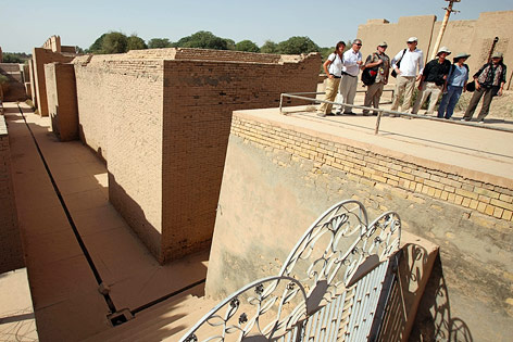 © AP/Karim Kadim Touristen bei den archäologischen Ausgrabungsstätten in Babylon