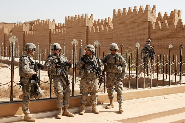 © AP/Karim Kadim US-Soldaten vor den archäologischen Ausgrabungsstätten in Babylon