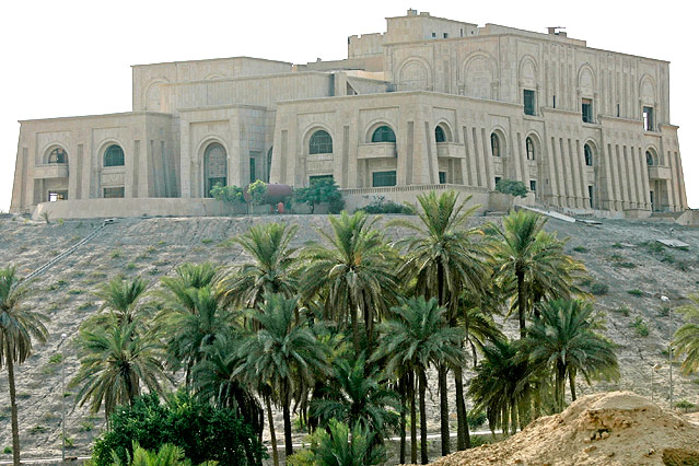 © AP/Karim Kadim von Sadam Hussein errichteter Palast in Babylon