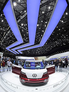 © Uli Deck, dpa Aufnahme des VW Studie Bulli auf dem Autosalon in Genf