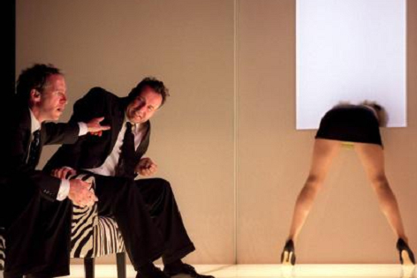 © Hans Techt, APA Szenenbild zu den "Ähnlichen" Dörte Lyssewski hängt sich auf dem Fenster, zwei Männer schauen zu