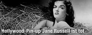 Jane Russell posiert im Heuhaufen