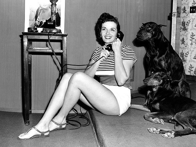 © AP Jane Russell sitzt am Boden in ihrem Haus und telefoniert