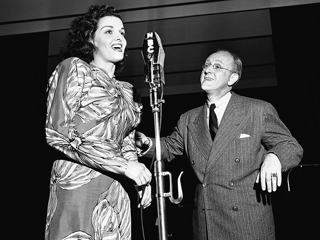 © AP/NBC Jane Russell bei ihrem Gesangsdebüt im Radio gemeinsam mit Kay Kyser.