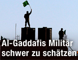 Libyscher Soldat hält eine libysche Flagge in die Luft