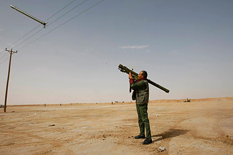 © Reuters/Folhapress/Joel Silva Libyscher Rebell feuert eine Rakete ab