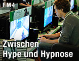 Mann spielt mit Spielekonsole