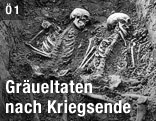 Skelette liegen in einem offenen Grab