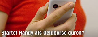 Frau hält Smartphone