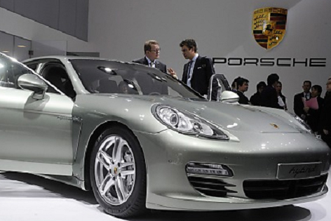 © Uli Deck/DPA Bild vom Porsche-Stand in Genf. Im Bild der neue Panamera Hybrid