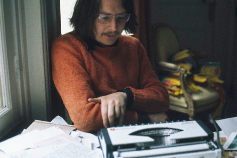Peter Handke in den 70er Jahren vor seiner Schreibmaschine in seinem französischen Domizil