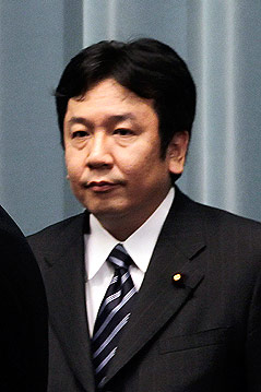 © AP/Koji Sasahara Japanischer Regierungssprecher Yukio Edano im Anzug