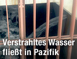 Radioaktiv verseuchtes Wasser tritt aus dem Atomkraftwerk Fukushima aus