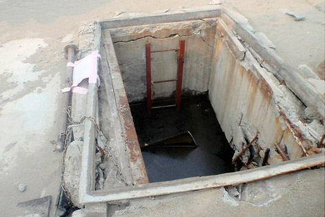 © APA/EPA/TEPCO Radioaktiv verseuchtes Wasser in einer Betongrube