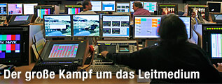 Regieraum einer Fernsehanstalt