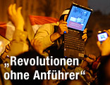Protestierende mit Laptop in Kairo