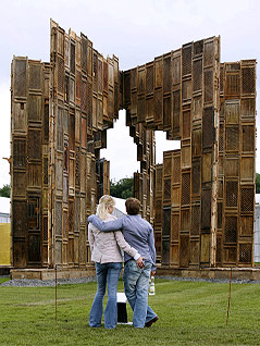 © AP/Jens Meyer Ein Paar steht vor der Installation Template des chinesischen Künstlers Ai Weiwei (eine Konstruktion aus alten Holztüren- und fenstern).