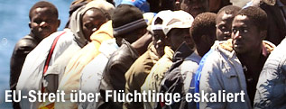 Flüchtlinge sitzen in einem Boot