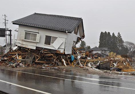 © APA/EPA/Koichi Kamoshida Ein von einem Tsunami zerstörtes Haus