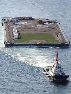 © AP/Masamine Kawaguchi Tankfloß für radioaktives Wasser wird von einem Schiff geschleppt