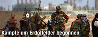 Freiwillige libysche Kämpfer vor einer Ölraffinerie