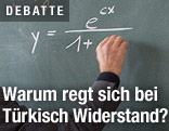 Lehrer schreibt auf Tafel