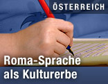 Ein Kind schreibt in einem Heft.