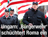 Uniformierte Mitglieder der Ungarischen Garde mit Fahnen