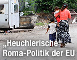 Eine Frau mit zwei Kindern in einer Roma-Siedlung
