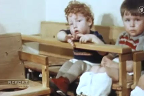 © ARD-Politikmagazin REPORT MAINZ Kinder sitzen an einem Tisch