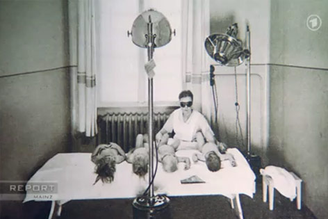 © ARD-Politikmagazin REPORT MAINZ Kinder liegen unter einer Solarium-Lampe